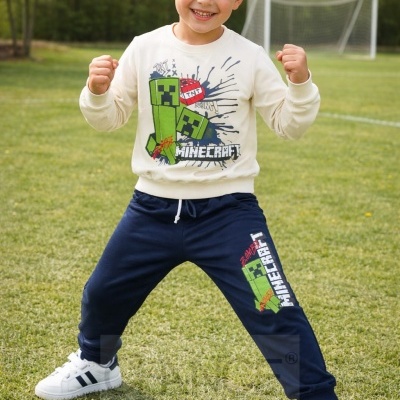 Criança ao ar livre com roupa estampada Minecraft em campo de futebol