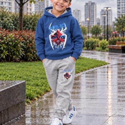 Criança com conjunto azul e cinzento com estampados do Homem-Aranha em passeio urbano molhado.
