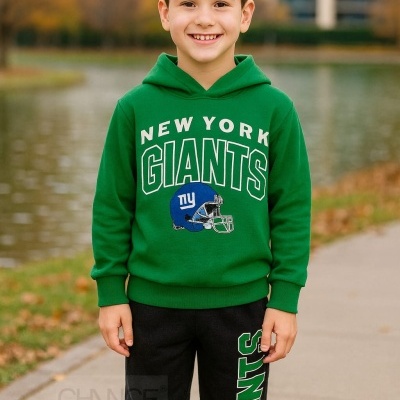 Camisola verde e calças pretas com texto New York Giants e capacete azul usada por criança em ambiente exterior junto a lago