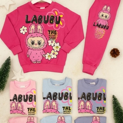 Conjunto infantil rosa com personagem e texto LABUBU THE MOSTERS FLOWER ELVES em algodão, disponível em várias cores.