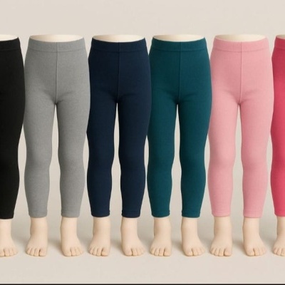 Calças legging infantis em várias cores dispostas em manequins pequenos