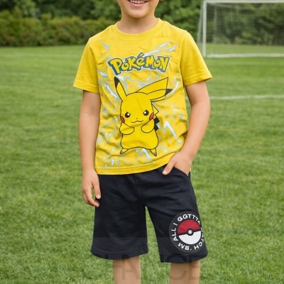 Menino com roupa Pikémon em campo de futebol