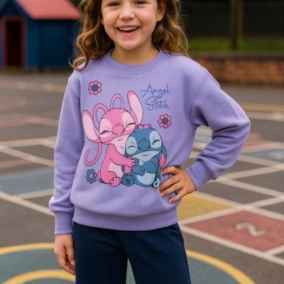 Sweat lilás com estampa Angel e Stitch vista em menina sorridente em parque