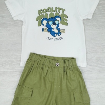 Conjunto infantil com t-shirt branca estampada e calções verdes