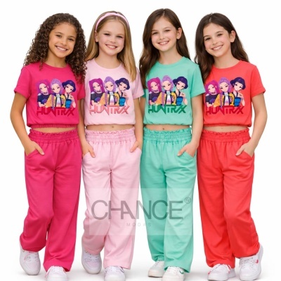 Quatro meninas com roupas coloridas HUNTRAX e ténis brancos em fundo branco