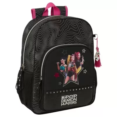 Mochila preta com personagens femininas e texto K-POP DEMON HUNTERS