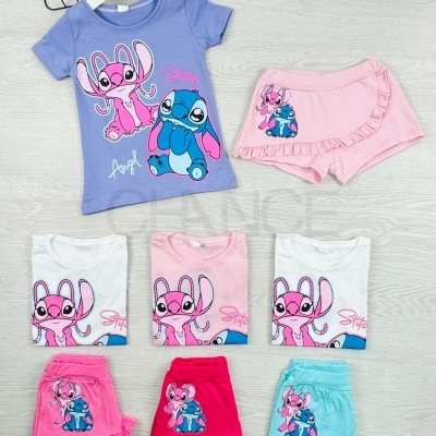 Conjunto infantil com t-shirt e calções coloridos e estampas dos personagens Stitch e Angel.