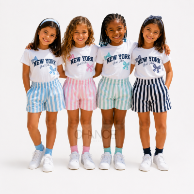 Quatro miúdas com t-shirts brancas e calções às riscas coloridas em fundo branco