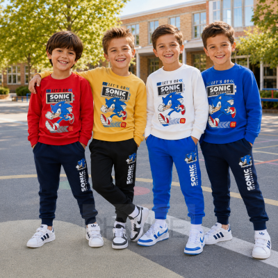Crianças vestem fatos de treino com estampas do Sonic ao ar livre