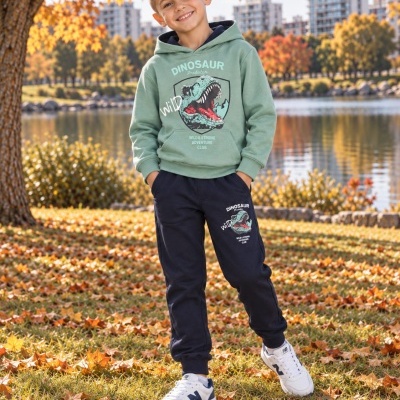 Roupa infantil com estampa de dinossauro e texto ao ar livre no outono