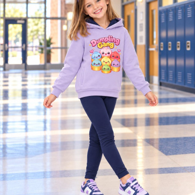 Criança com hoodie lilás com estampa Dumpling Gang, leggings azul-escuro e ténis coloridos em corredor escolar