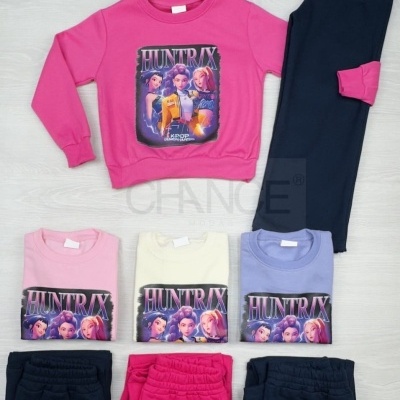 Conjunto infantil com sweatshirts coloridas e calças escuras e rosa