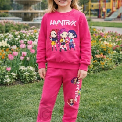 Menina com conjunto rosa estampado HUNTRX em parque com flores e fontes