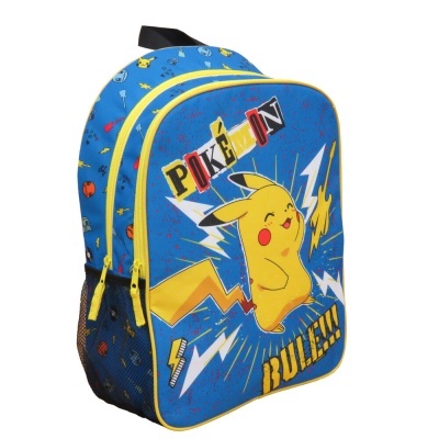 Mochila azul com personagem Pikachu e texto Pokémon Rule na frente