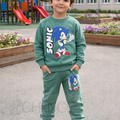 Menino com roupa verde estampada do Sonic num parque infantil