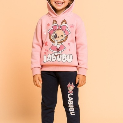 Menina com conjunto infantil rosa e azul escuro com estampa LABUBU