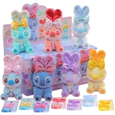 Set de bonecos de pelúcia coloridos com laços e olhos grandes