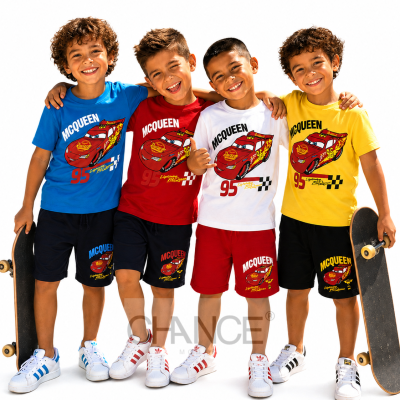 Quatro meninos com t-shirts coloridas e calções estampados de McQueen posando juntos com pranchas de skate