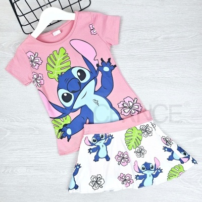 Conjunto infantil rosa e branco com estampado de personagem azul e folhas verdes
