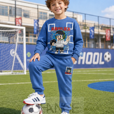 Menino com conjunto azul Roblox em campo de futebol