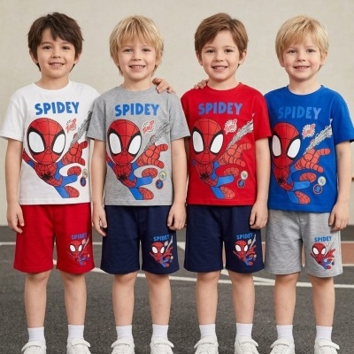 Quatro crianças com conjuntos Spiderman de várias cores em fundo neutro