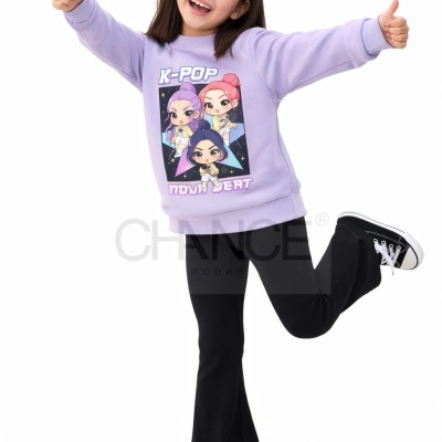 Menina sorridente com camisola lilás K-POP e calças pretas, a fazer polegares para cima.