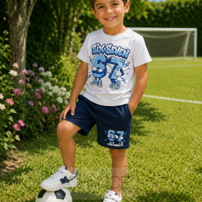 Camisola branca com design azul, calções azuis e ténis brancos num campo de futebol.