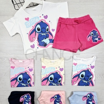 Conjunto infantil com T-shirt e calções em várias cores com estampas do Stitch e corações