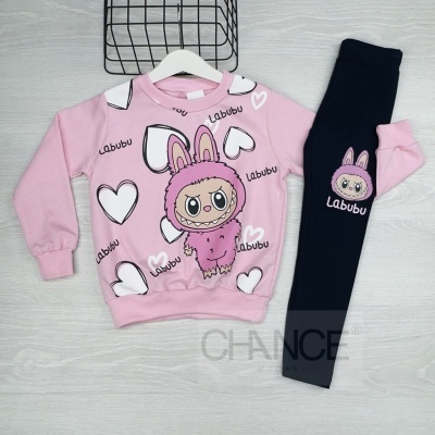 Conjunto infantil rosa e preto com personagem Labubu e corações brancos