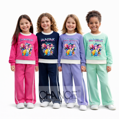 Quatro meninas com roupas desportivas coloridas com estampados e texto HUNTRX
