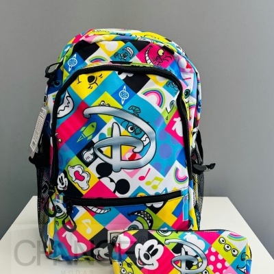 Mochila e estojo coloridos com estampas Disney e símbolo da Disney.