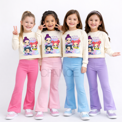 Quatro meninas vestem sweatshirts creme com estampa K-pop e calças de treino em rosa, azul e lilás em fundo branco.