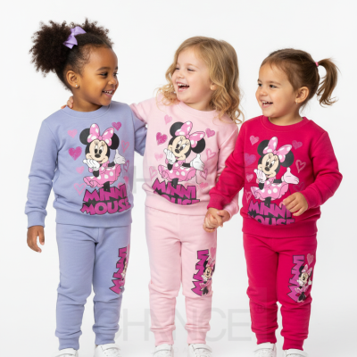 Três meninas pequenas vestem moletons coloridos com estampas Minnie Mouse, ténis brancos e estão sorrindo num fundo branco.