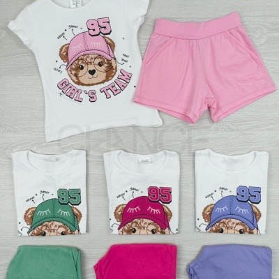 Conjunto infantil com t-shirt branca e calças curtas coloridas em verde, rosa e azul