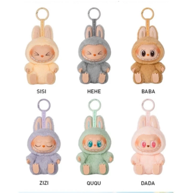 Seis bonecos de pelúcia coelho coloridos com chaveiros e nomes abaixo.