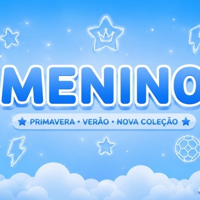 Dois meninos com camisolas e calções de verão com temas de futebol e Sonic