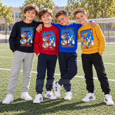 Quatro rapazes com sweatshirts do Sonic e ténis num campo desportivo.