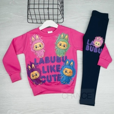 Conjunto infantil rosa e azul com estampado de personagens e texto LABUBU LIKE CUTE