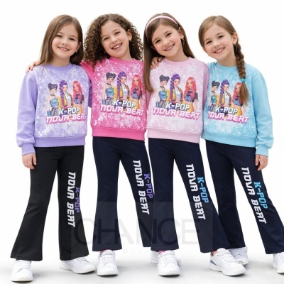 Quatro meninas com sweatshirts coloridas K-POP NOVA BEAT e calças pretas com o mesmo texto
