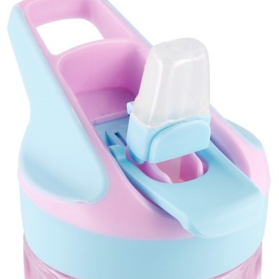 Garrafa de plástico com tampa azul e rosa e bico de beber transparente
