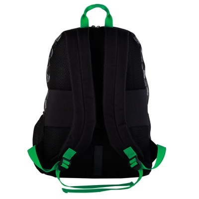 Mochila preta com alças e detalhes verdes vista de costas