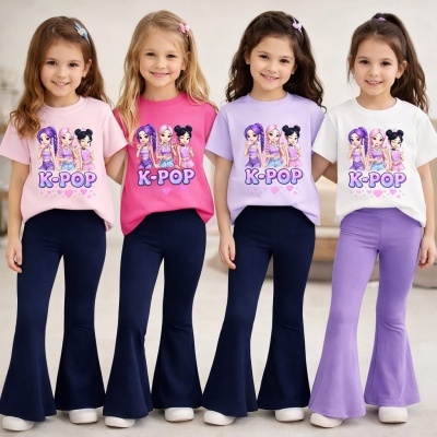 Crianças vestidas com t-shirts K-POP e calças flare coloridas