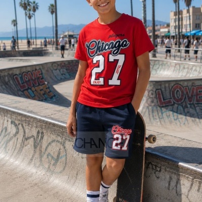 Rapaz com roupa desportiva e skate num parque de skate ao ar livre
