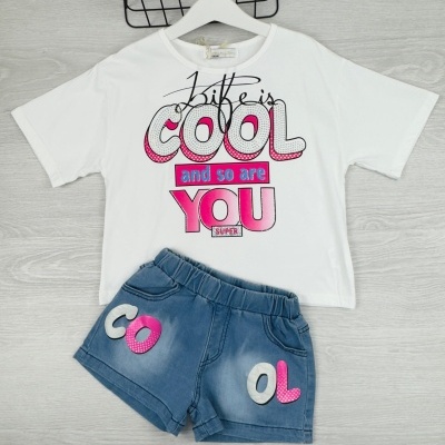 Conjunto infantil t-shirt branca e calções de ganga azuis com letras coloridas