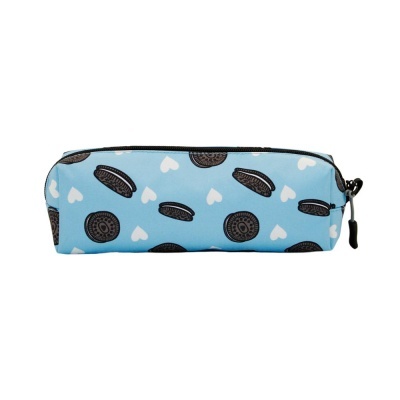 Estojo escolar azul com padrão de bolachas e corações brancos