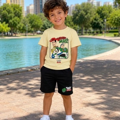 Menino com roupa Toy Story ao ar livre junto a um lago e árvores.