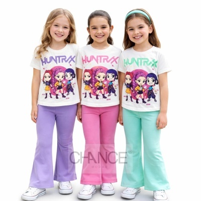Três meninas com t-shirts brancas HUNTRX e calças coloridas em fundo branco.