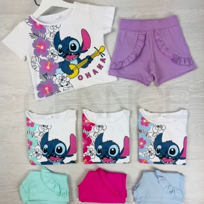 Conjunto infantil com t-shirt branca estampada e calções coloridos com folhos