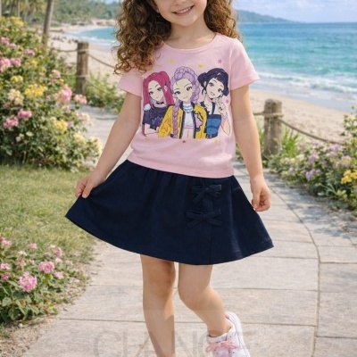 Menina com conjunto infantil de t-shirt rosa e saia azul-marinho em passeio perto da praia