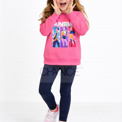 Criança com sweatshirt rosa, legging azul escura e ténis cor de rosa num fundo branco